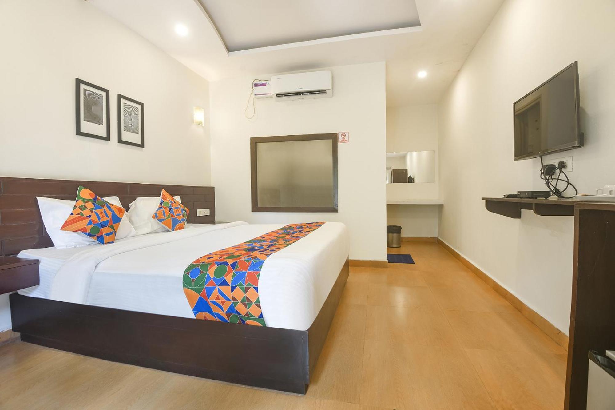 Fabhotel La Volga - Nr Morjim Beach Экстерьер фото