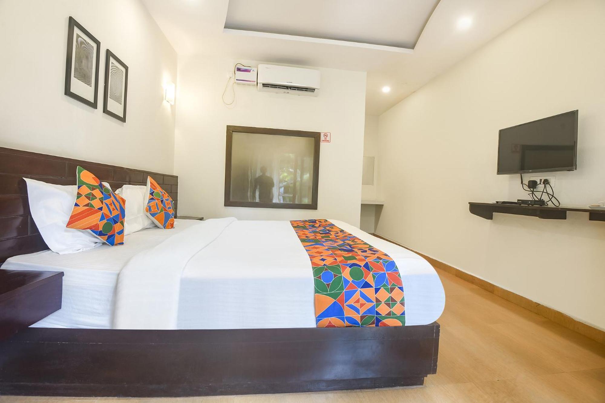 Fabhotel La Volga - Nr Morjim Beach Экстерьер фото