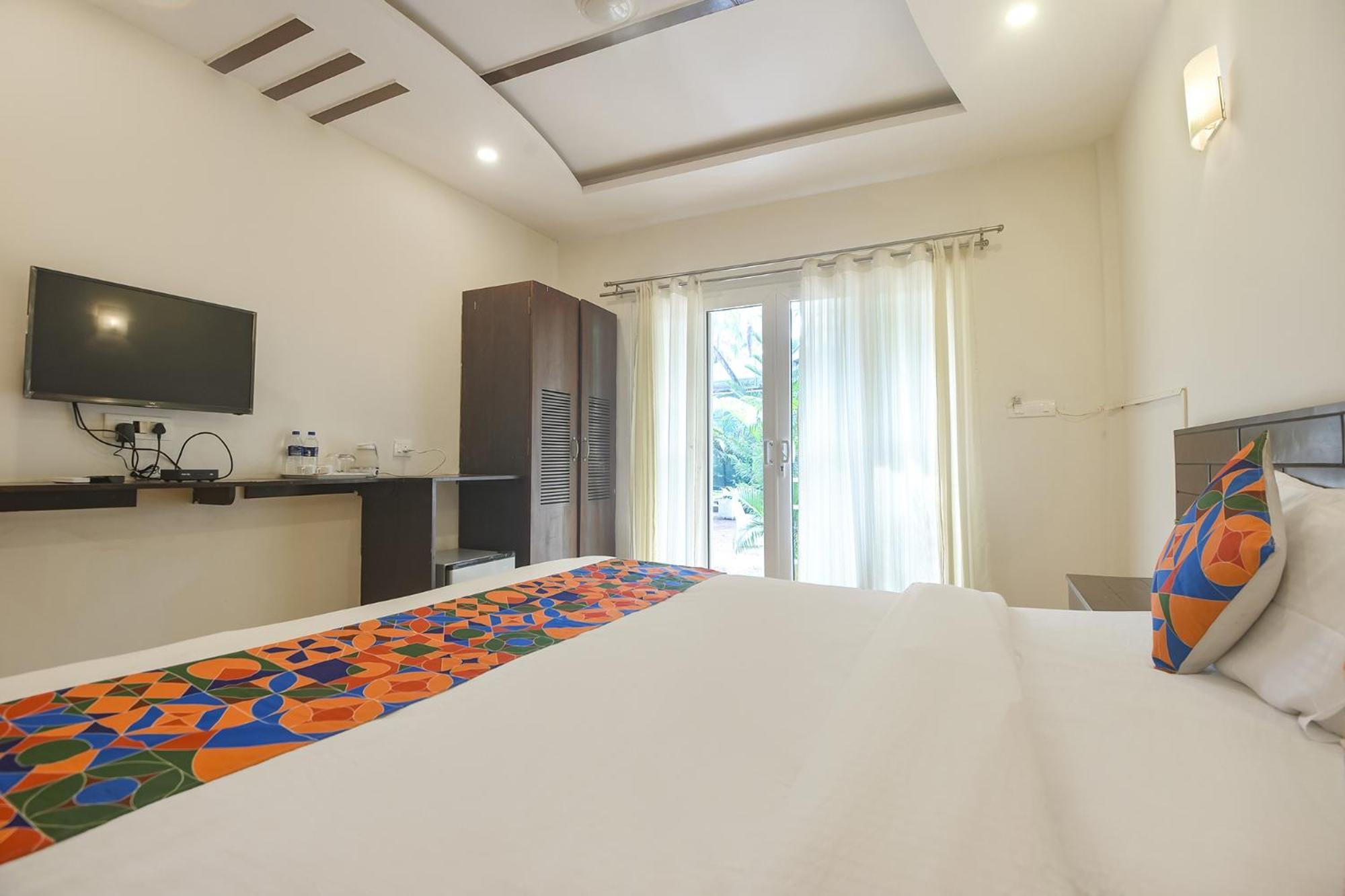Fabhotel La Volga - Nr Morjim Beach Экстерьер фото